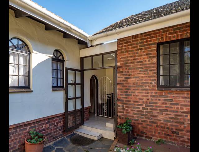 4 BEDROOM TOWNHOUSE TO LET IN HILLCREST CENTRAL
